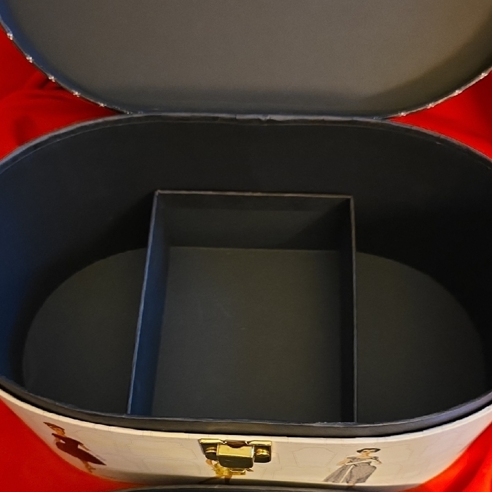 Simplicity Vintage Black and Cream Cosmetic Case - Picture 10 of 13